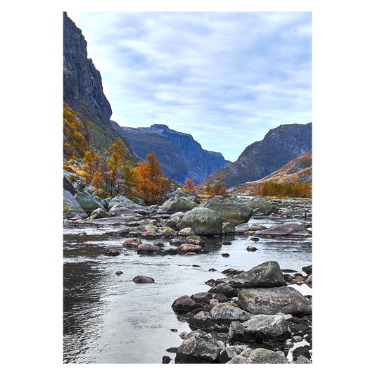 billede med norsk fotokunst af fjelde og flod