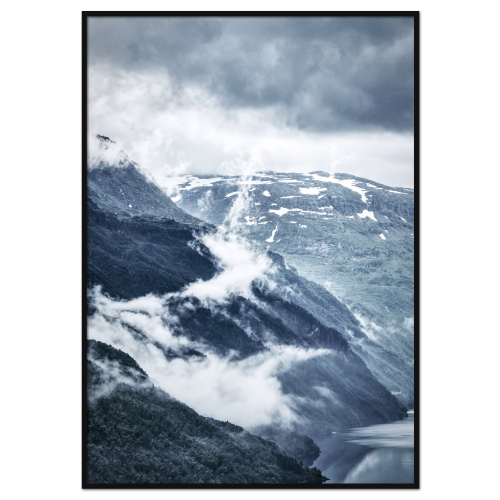 natur plakat med vildt uvejr mellem bjergene i norge