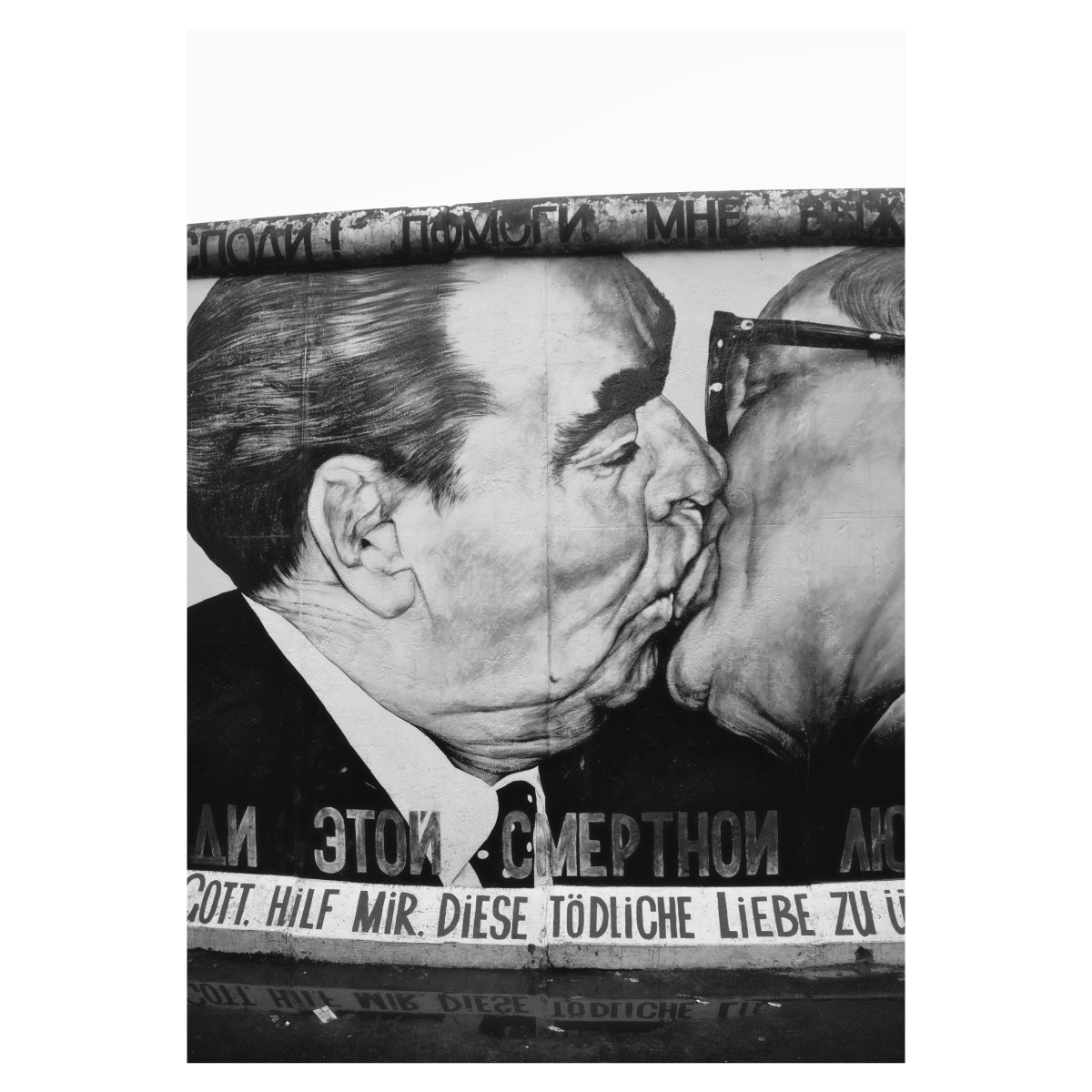 fotokunst plakat med Honecker og Brezhnev der kysser