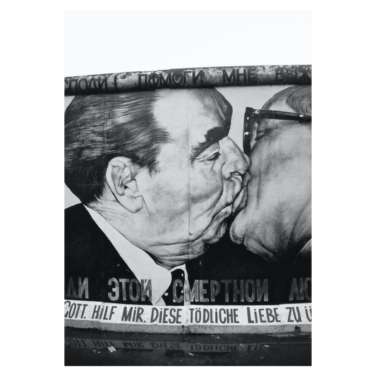 fotokunst plakat med Honecker og Brezhnev der kysser