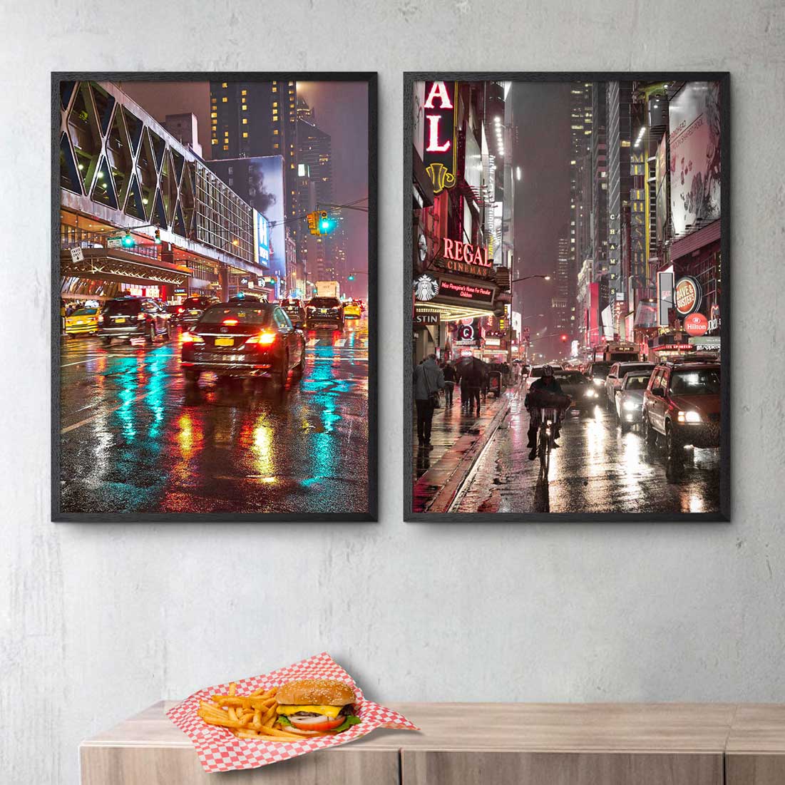 to byplakater med New York City i regnvejr