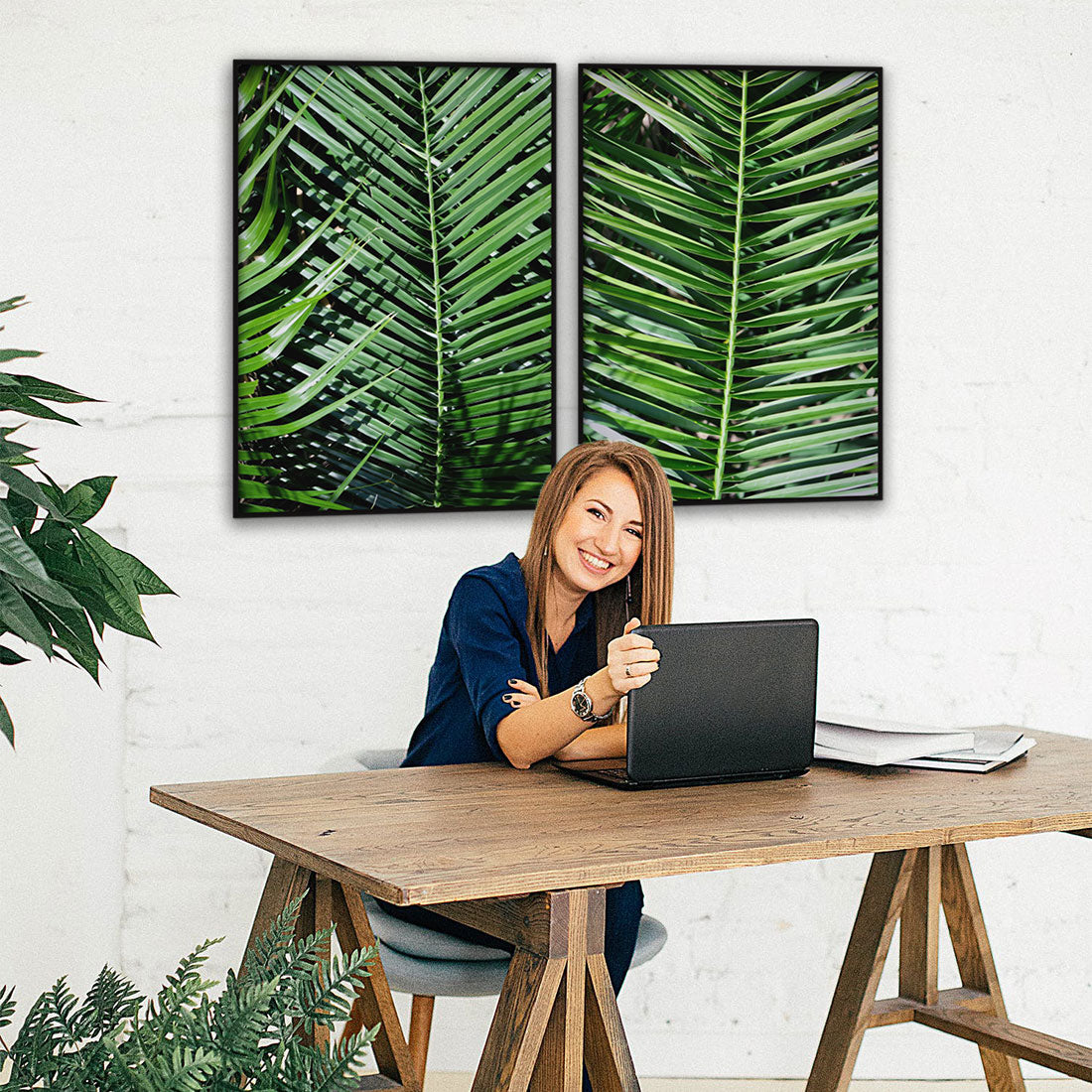 to billeder med store grønne palmeblade hænger på en væg