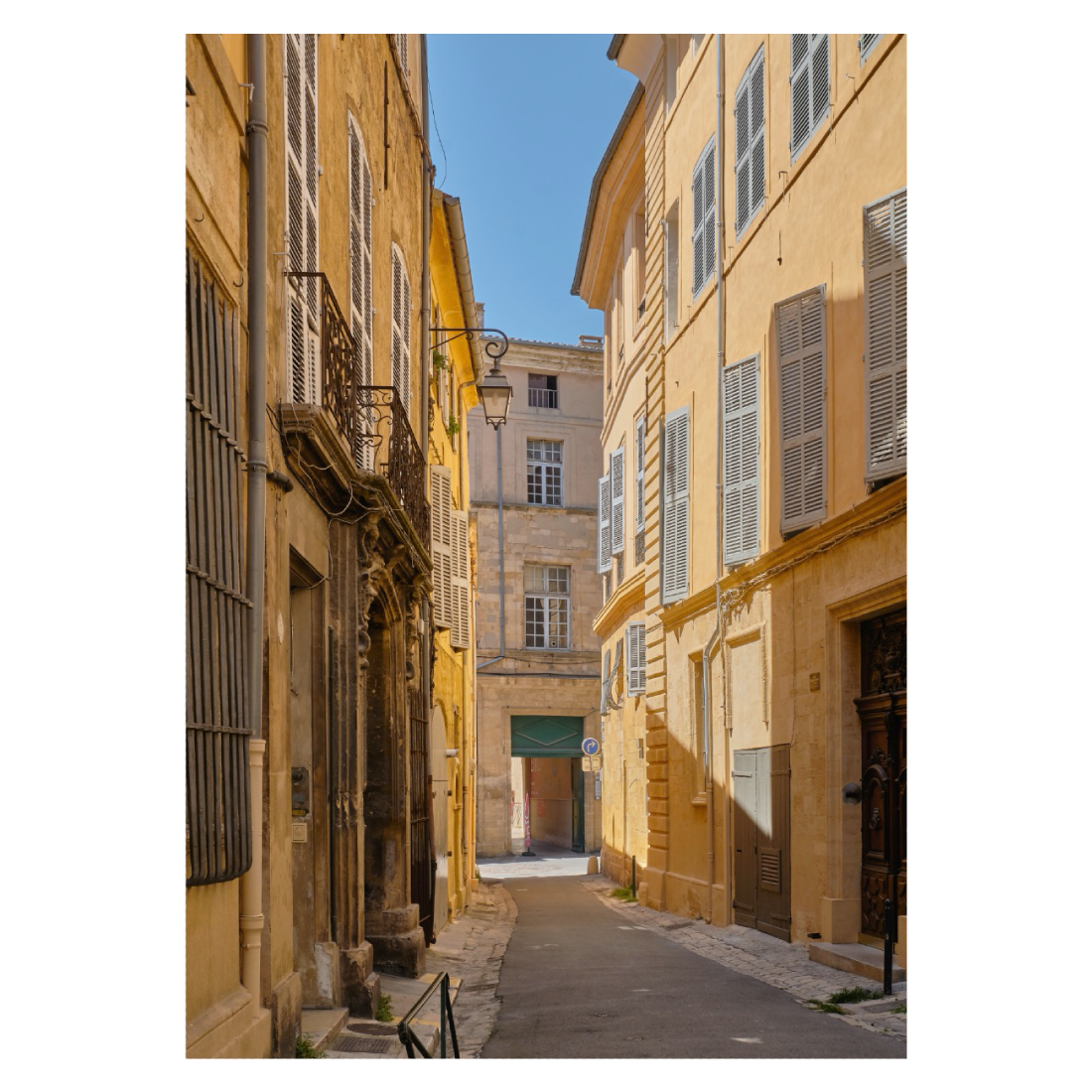 byplakat fra Provence med gule hus facader