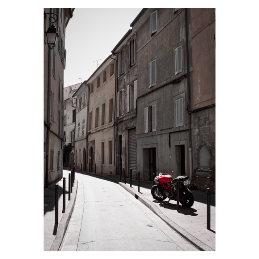 Provence plakat med en rød motorcykel parkeret i en landsbygade