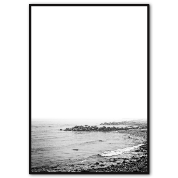 sort-hvid danmark plakat med hellebæk strand i diset vejr