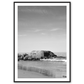 sort-hvid fotokunst af beton bunke ved vestkysten