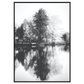 sort-hvid natur plakat med træer der spejler sig i en sø