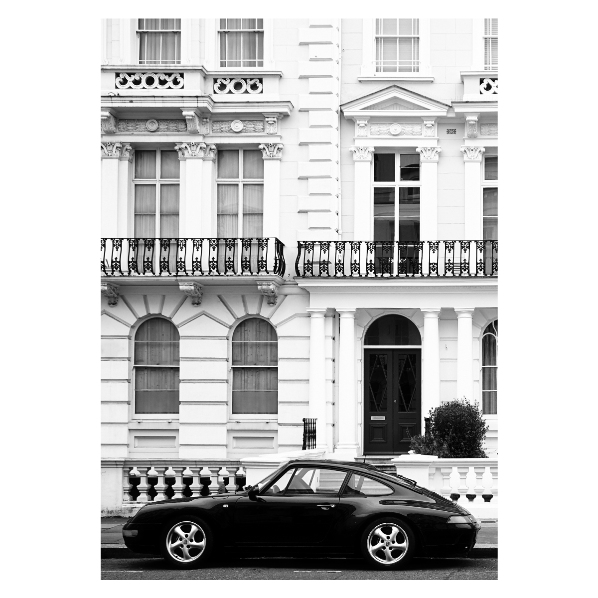 sort-hvid fotokunst plakat med Porsche og rig arkitektur